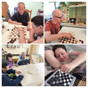 В пансионате «Васильевский» прошли очередные занятия по развитию познавательных процессов с помощью обучения игре в шашки. Игра в шашки способствует развитию логического мышления,внимания,памяти,а также таких качеств,как усидчивость,терпение и умение принимать решения.♟️♟️♟️♟️♟️