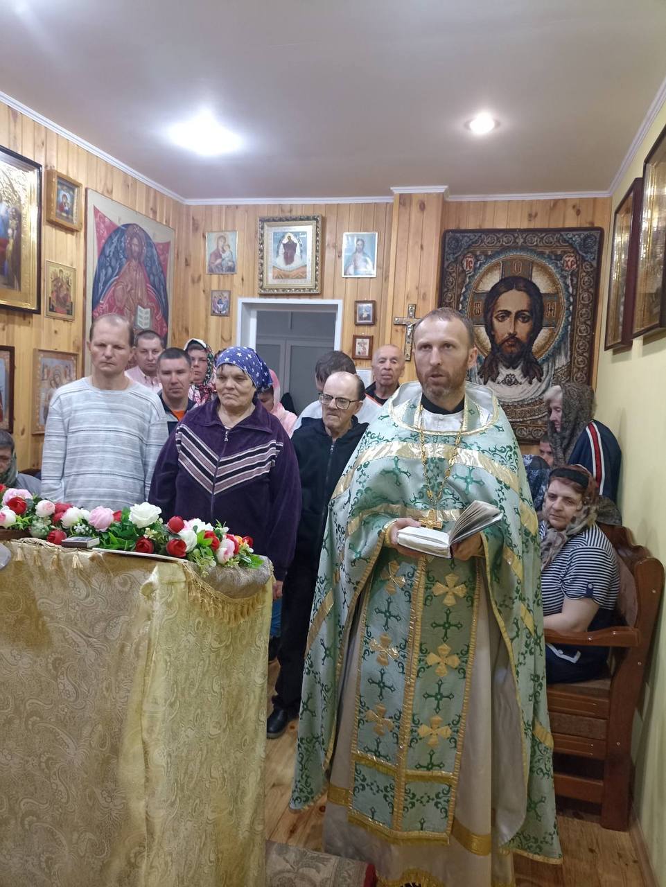 🕊️В Гомельском социальном пансионате «Васильевский» состоялась божественная литургия — важное духовное событие для проживающих и сотрудников учреждения.